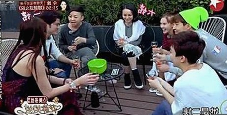 揭秘娱乐圈幕后：明星私下的真实一面与舆论风暴 🌟